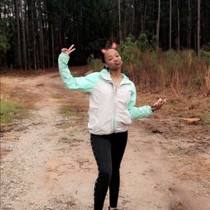 Meet your Posher, Mikia